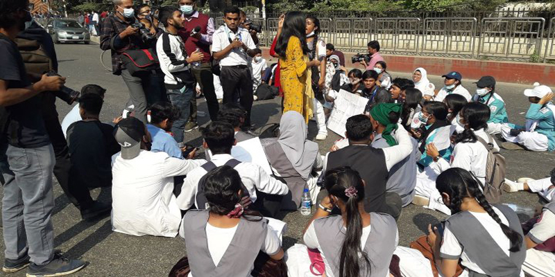 নিরাপদ সড়কের দাবিতে আজও শিক্ষার্থীদের অবরোধ