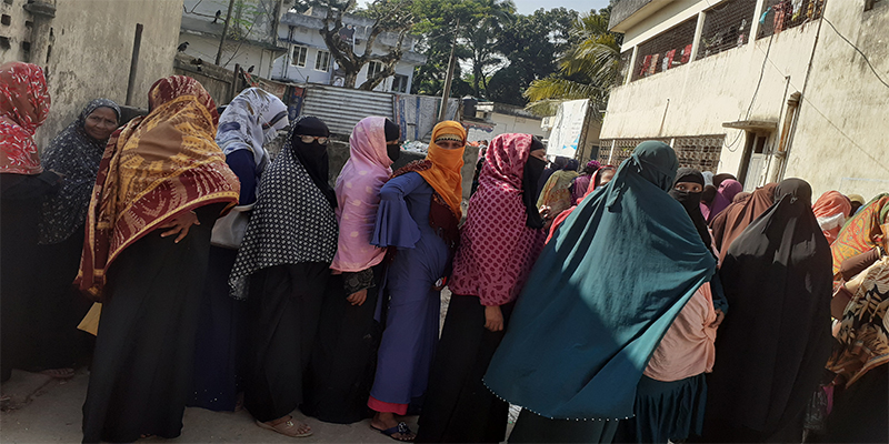 লক্ষ্মীপুরে করোনার টিকা কেন্দ্রে সাধারণ মানুষের দুর্ভোগ