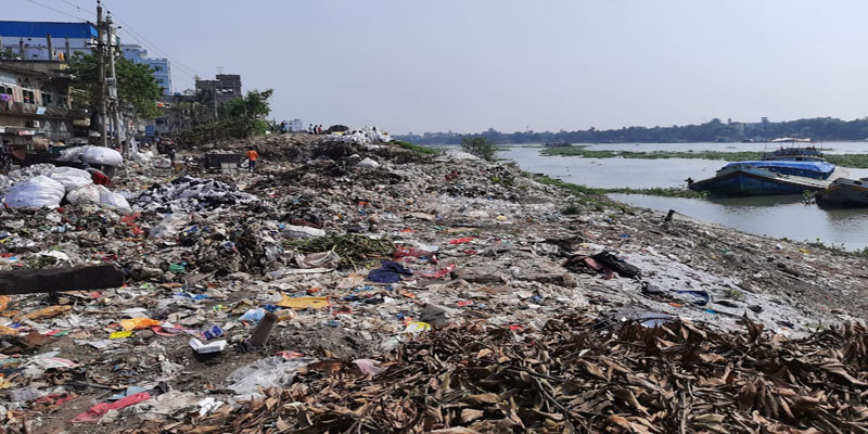 ফি আদায়ের পরও বাসা বা‌ড়ির বর্জ‌্য বু‌ড়িগঙ্গায়