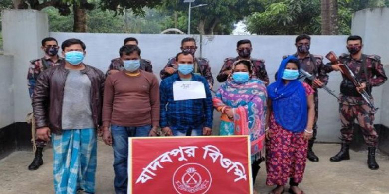 ঝিনাইদহ সীমান্ত অতিক্রমকালে এক ভারতীয় নাগরিকসহ ৬ বাংলাদেশী আটক