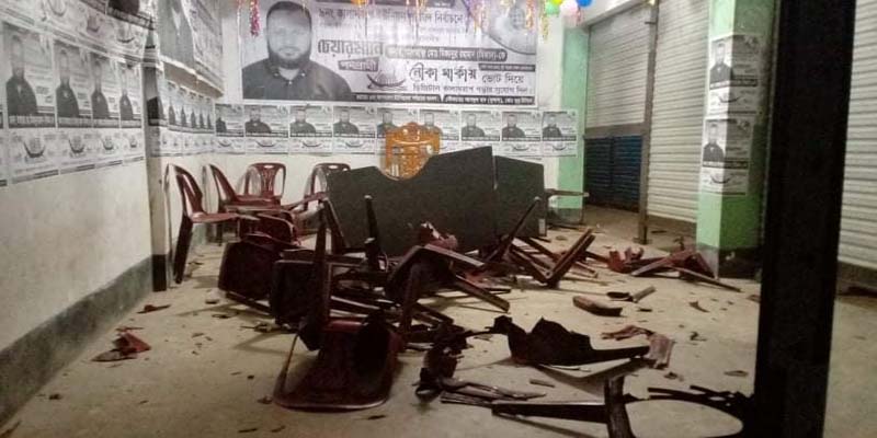 গাড়ি সাইড দেওয়াকে কেন্দ্র করে চেয়ারম্যান প্রার্থীর সমর্থকদের পাল্টাপাল্টি হামলা