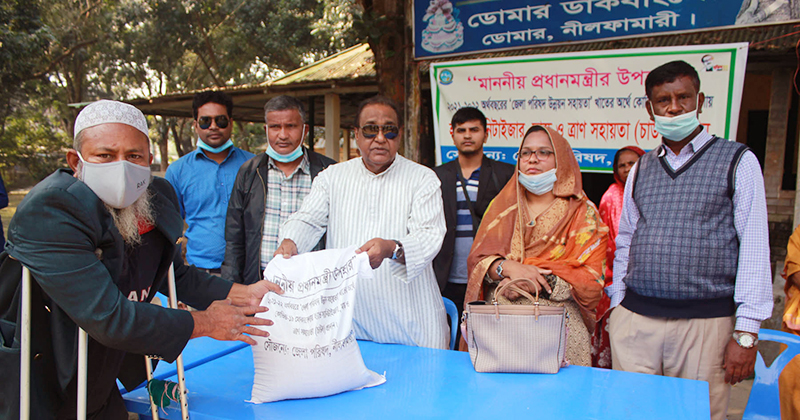 ডোমারে জেলা পরিষদের উদ্যোগে ত্রাণ সামগ্রী বিতরণ