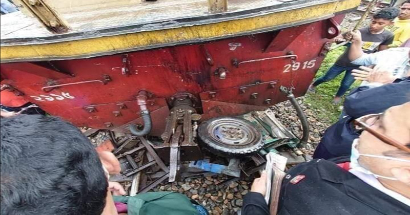 নরসিংদীতে ট্রেনের ধাক্কায় ইজিবাইক চালকের মৃত্যু