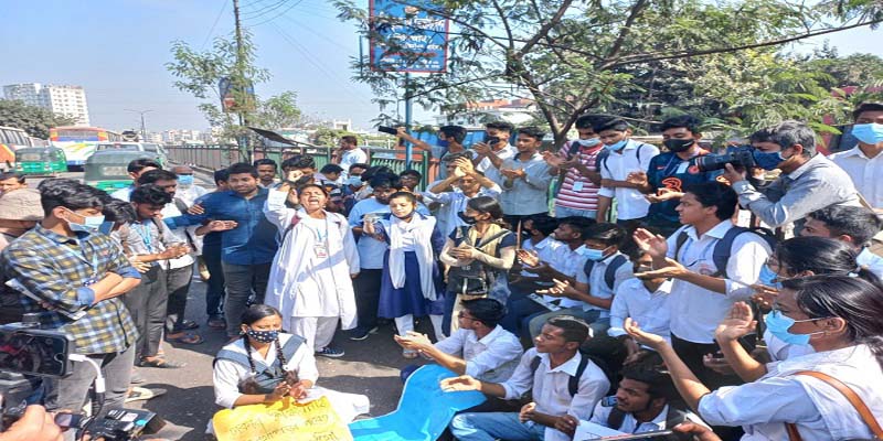 সড়কে দুর্নীতির বিরুদ্ধে ‘লাল কার্ড’ দেখাবে শিক্ষার্থীরা