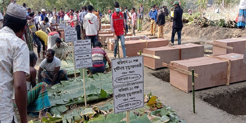 লঞ্চে আগুন: অজ্ঞাত ২৭জনকে গণকবরে দাফন