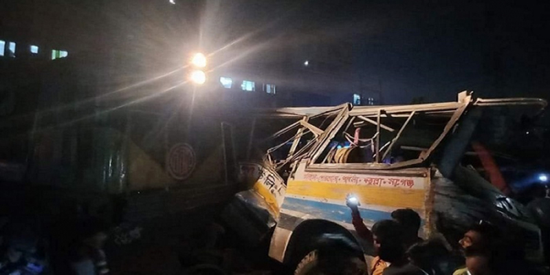 নারায়ণগঞ্জে বাস-ট্রেন সংঘর্ষ,নিহত ৩