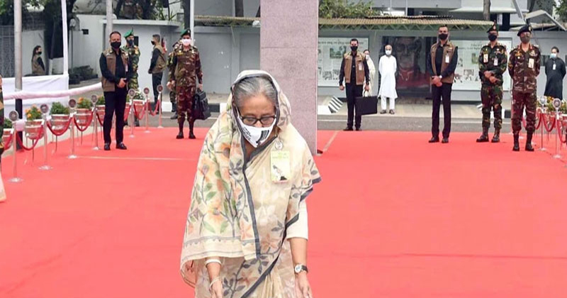 বঙ্গবন্ধুর প্রতিকৃতিতে প্রধানমন্ত্রীর শ্রদ্ধা