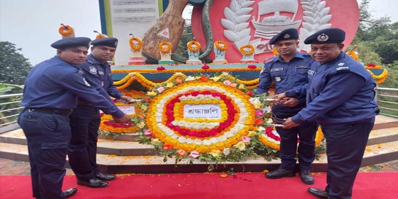 শিবপুরে সড়ক দুর্ঘটনায় নিহত ১০ পুলিশ সদস্যের প্রতি শ্রদ্ধা নিবেদন