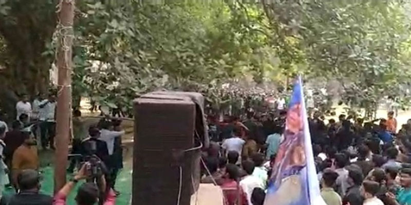 ছাত্রলীগের প্রতিষ্ঠাবার্ষিকীতে সংঘর্ষ, জয়-লেখকসহ আহত ১৩