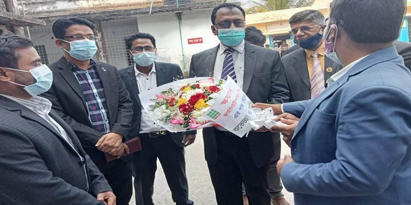 লক্ষ্মীপুরে সিভিল সার্জনকে ঔষধ কোম্পানির ফুলের তোড়া দেয়ার  হিড়িক