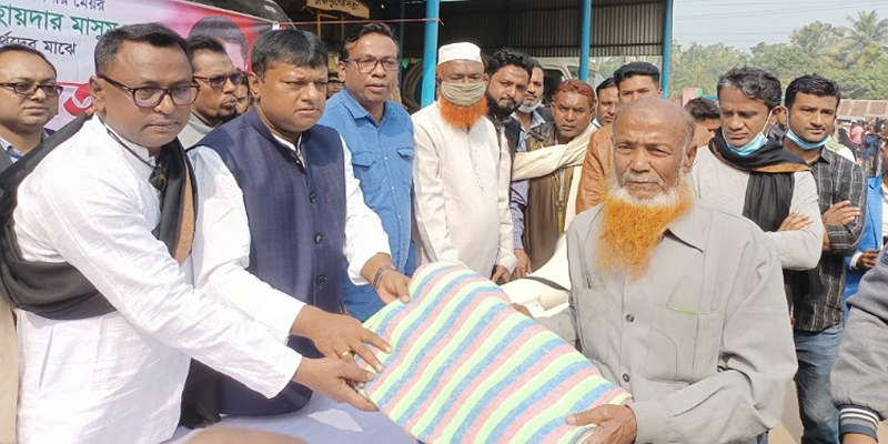 লক্ষ্মীপুরে প্রধানমন্ত্রীর উপহার কম্বল পেল ৫ হাজার শীতার্ত