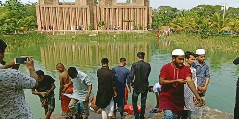 রামগতির আস-সালাম মসজিদে “রেকর্ড” সংখ্যক মুসল্লির জুমার নামাজ আদায়
