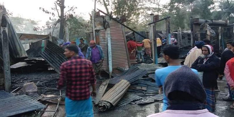 বেগমগঞ্জে গভীর রাতে ১৩ দোকান পুড়ে ছাই