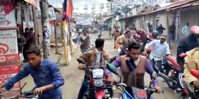 নোয়াখালীতে স্বতন্ত্র প্রার্থীর গাড়ি বহরে হামলা,আহত ২০