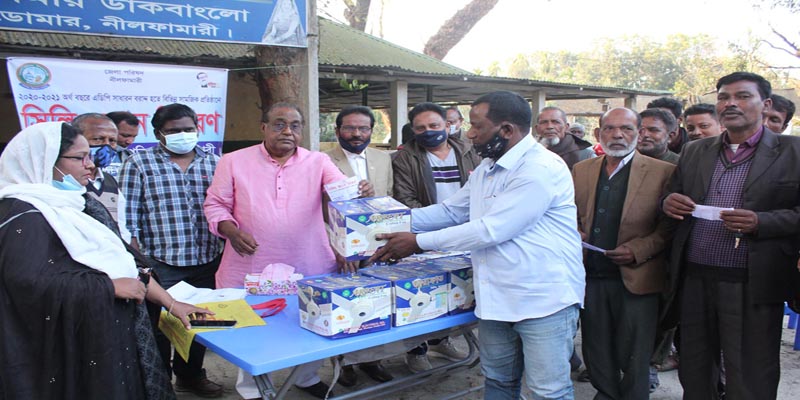 ডোমারে জেলা পরিষদের উদ্যোগে সামাজিক প্রতিষ্ঠানে সিলিং ফ্যান বিতরণ