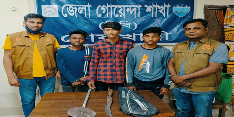 দেশীয় অস্ত্রসহ কিশোর গ্যাংয়ের ৩ সদস্য আটক
