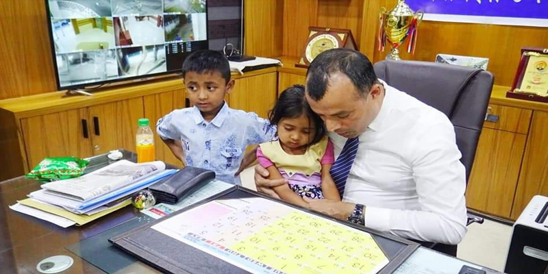 নরসিংদীতে পিতা নিগৃহীত দুইশিশুকে কোলে তুলে নিলেন পুলিশ সুপার