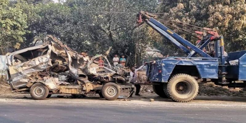 নরসিংদীতে বাসের ধাক্কায় মাইক্রোবাসের চালকসহ নিহত ৩