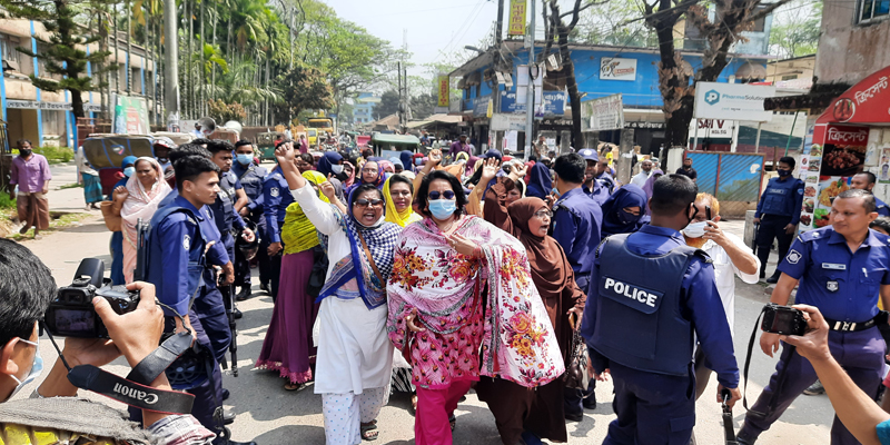 নোয়াখালীতে জেলা মহিলা দলের বিক্ষোভ মিছিলও মানববন্ধন