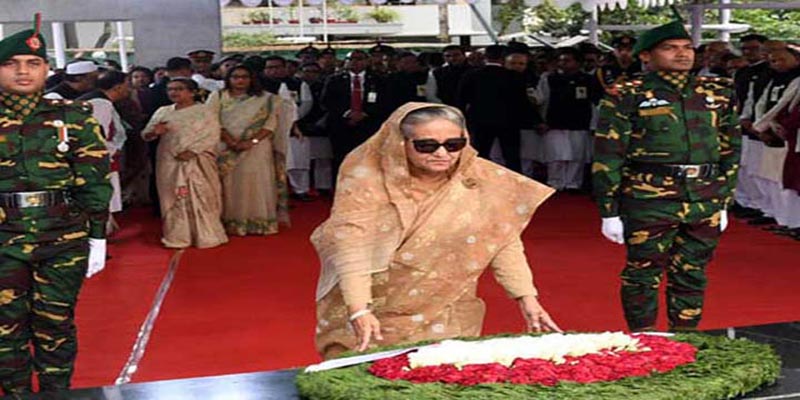 বঙ্গবন্ধুর প্রতিকৃতিতে প্রধানমন্ত্রীর শ্রদ্ধা