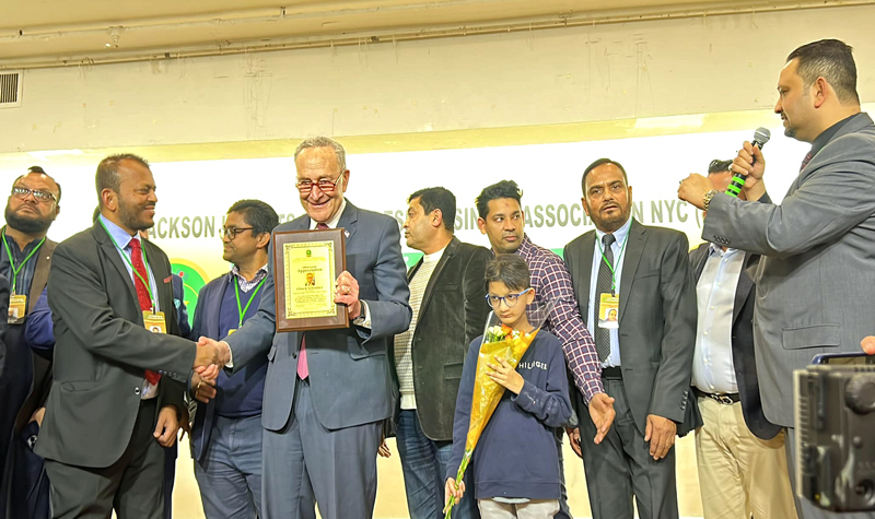 পরিশ্রমী বাংলাদেশিদের প্রশংসায় পঞ্চমুখ মার্কিন সিনেটর চাক শুমার