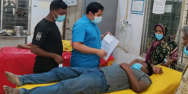 লক্ষ্মীপুরে সপরিবারে সংবাদকর্মীকে পিটিয়ে আহত