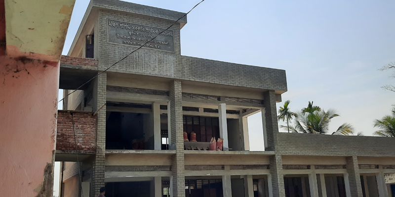 সেনবাগে স্কুল ভবন নির্মাণ কাজে অনিয়মের অভিযোগ