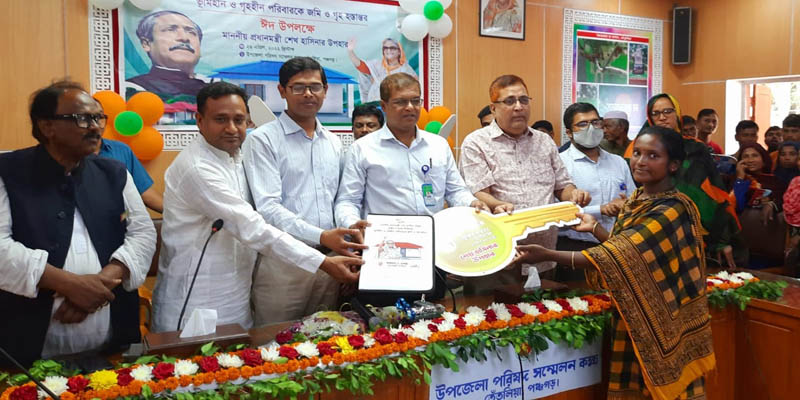 তেঁতুলিয়ায় প্রধানমন্ত্রীর ঈদ উপহার পেলেন ৪৫০ পরিবার