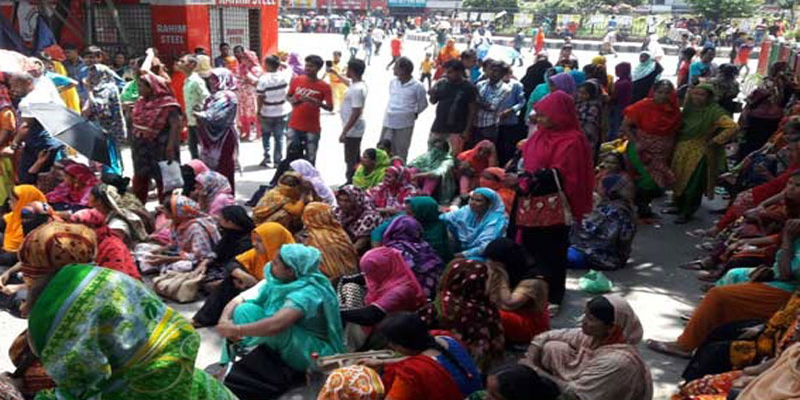 মিরপুরে বকেয়া বেতনের দাবিতে পোশাক শ্রমিকদের বিক্ষোভ