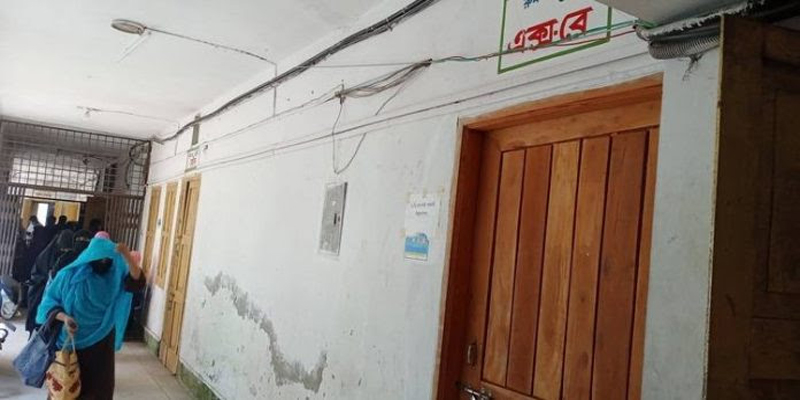 ১৮ বছর ধরে তালাবদ্ধ লক্ষ্মীপুর উপজেলার স্বাস্হ্য কমপ্লেক্সেরএক্স-রে মেশিন