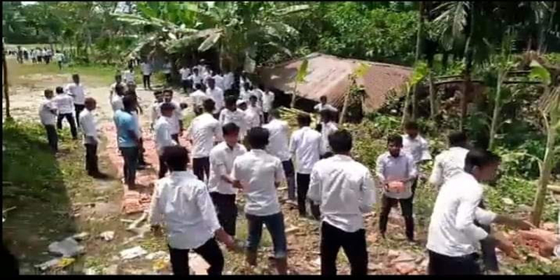 লক্ষ্মীপুরের রায়পুরে স্কুলছাত্রদের দিয়ে জমি দখল করার অভিযোগ