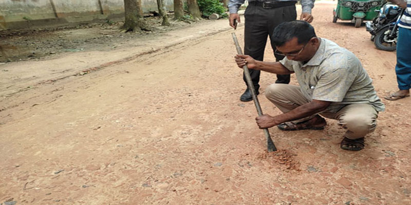 সাদুল্লাপুরে এলজিইডির রাস্তার কাজে অনিয়ম প্রধান প্রকৌশলীকে অভিযোগ