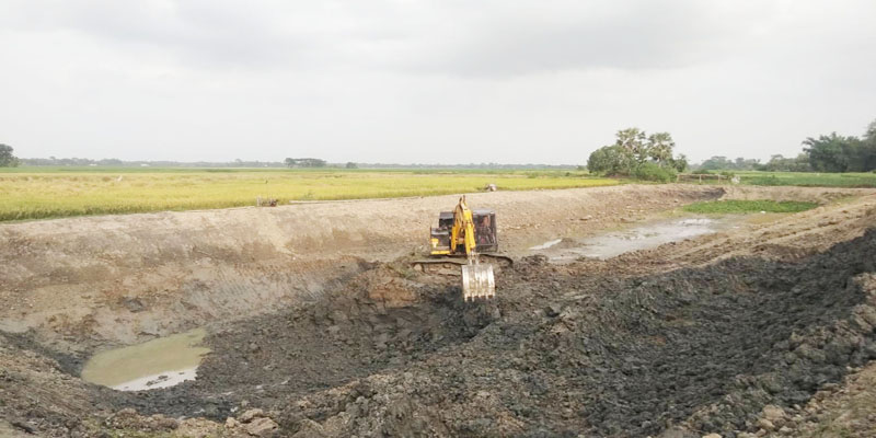 বোয়ালমারীতে অবৈধ ভাবে পুকুর খনন করছেন স্কুল শিক্ষক