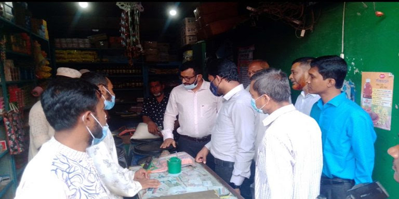 লক্ষ্মীপুরে সয়াবিন তেল মজুত করায় ৪ দোকানে জরিমানা