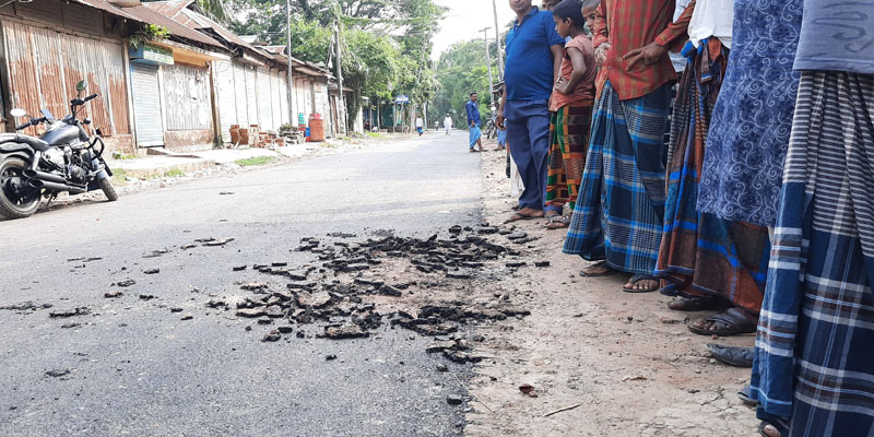 নোয়াখালীর সুবর্ণচরে রাস্তা ঢালাইয়ের ১দিন পর উঠে যাচ্ছে কার্পেটিং