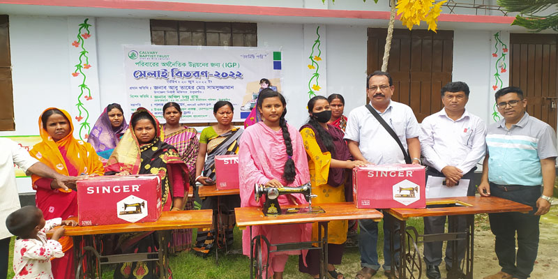 কম্প্যাশন ইন্টারন্যাশনাল  এর আয়োজনে গরু,সেলাই মেশিন ও স্প্রে মেশিন বিতরণ