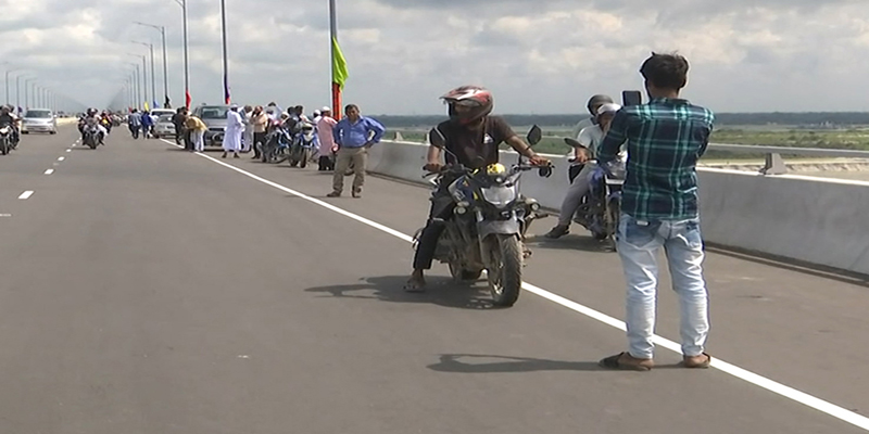 কাল থেকে পদ্মা সেতুতে ছবি তুললেই জরিমানা