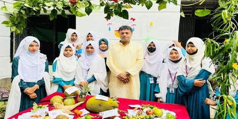 লক্ষ্মীপুরে ফল উৎসব: দেশীয় ৭০ প্রজাতের ফলের সঙ্গে শিক্ষার্থীদের পরিচয়