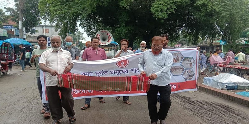 তেঁতুলিয়ায় বন্যার্তদের পাশে দাঁড়াতে বীর মুক্তিযোদ্ধাদের অর্থ সংগ্রহ