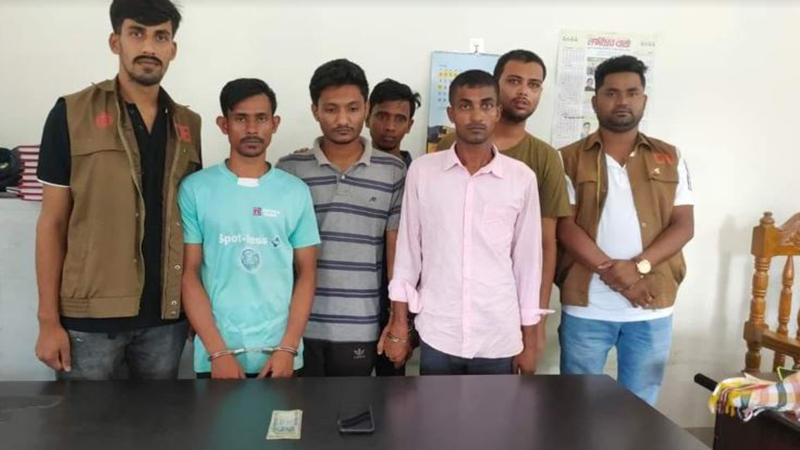 নোয়াখালীতে ছিনতাইয়ের টাকাসহ গ্রেফতার ৫