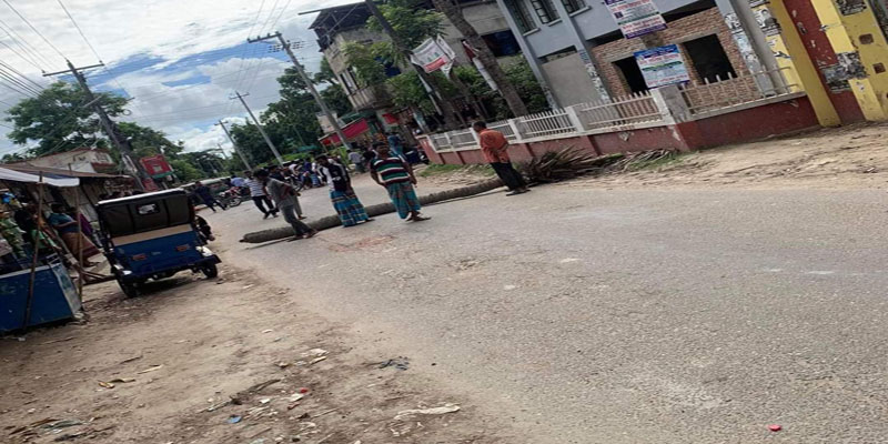 অবৈধ ভাবে বালু উত্তোলনের হিড়িক,এলাকাবাসীর সড়ক অবরোধ