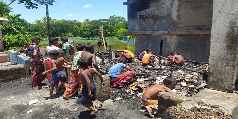 মশার কয়েলের আগুনে পুড়ে ছাই ৫ দোকান