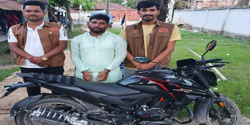 নোয়াখালীতে অস্ত্রসহ চার মামলার আসামি ইয়াবাসহ গ্রেফতার