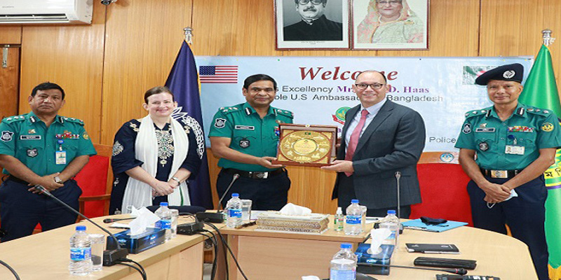 আরএমপি'র কার্যক্রম পরিদর্শন করলেন যুক্তরাষ্ট্রের রাষ্ট্রদূত পিটার হাস