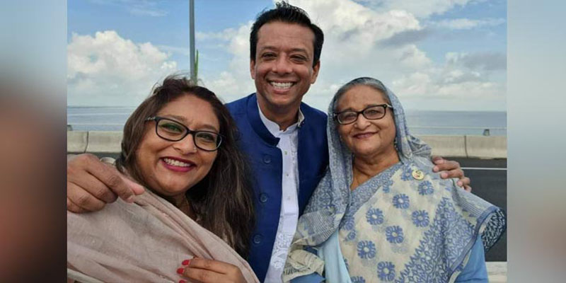পদ্মা সেতুতে দাঁড়িয়ে মা ও ভাইয়ের সঙ্গে পুতুলের সেলফি