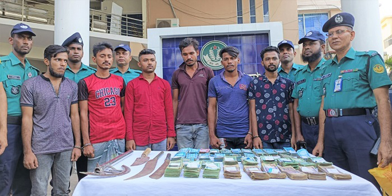 রাজশাহী মহানগরীতে লুন্ঠিত টাকাসহ ডাকাত দলের ৬ সদস্য গ্রেফতার