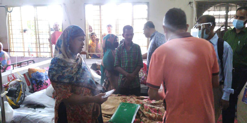 চট্টগ্রামের ট্রেনের ধাক্কায় আহতদের পাশে দাঁড়ালেন নোয়াখালীর এমপি একরাম