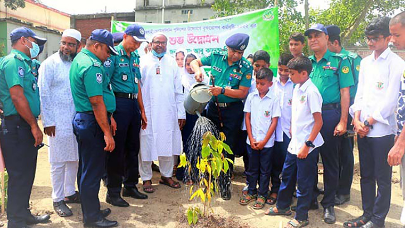 মতিহারে বৃক্ষরোপণ কর্মর্সূচির উদ্বোধন করলেন আরএমপি পুলিশ কমিশনার