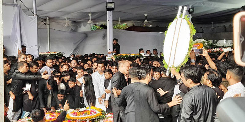 শোক দিবসে বঙ্গবন্ধুর প্রতিকৃতিতে সর্বস্তরের মানুষের শ্রদ্ধা