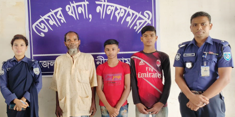 নিখোঁজ দুই ছাত্রকে পরিবারের কাছে ফিরিয়ে দিলেন ডোমার পুলিশ